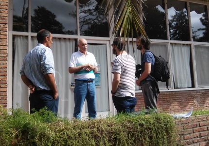 1. El Director del IAR, Dr. Marcelo Arnal, recibe al equipo de filmación