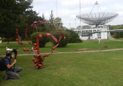 11. Arte y ciencia. Registro de la antena II y de la escultura que representa una galaxia espiralada.