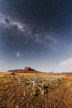 El arreglo de radiotelescopios Murchison. Crédito: Pete Wheeler, ICRAR