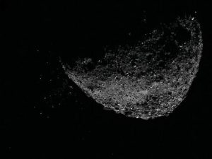 Vista del asteroide Bennu ejectando partículas de su superficie. Esta foto fue tomada por la NavCam 1 abordo de la nave OSIRIS-REx el 6 de enero de 2019. Créditos: NASA/Goddard/University of Arizona/Lockheed Martin